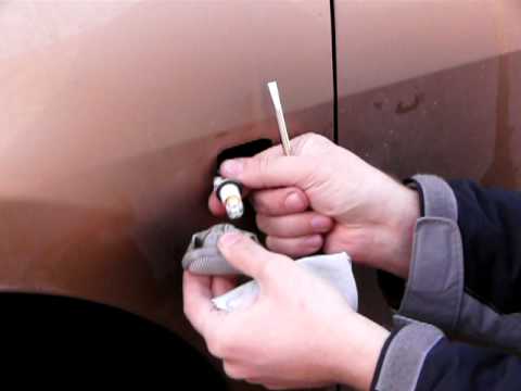 Как заменить лампу в боковом поворотнике на Nissan Tiida