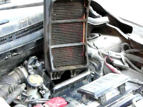 Как заменить воздушный фильтр двигателя на Nissan Tiida