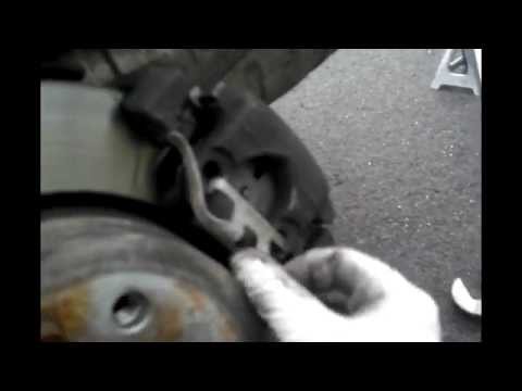 Как заменить задние тормозные колодки на BMW X3