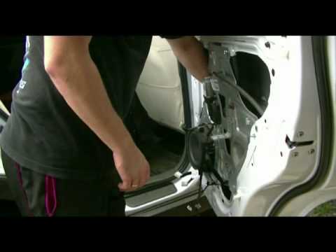 Как снять обшивку задней двери на Kia Sportage 3