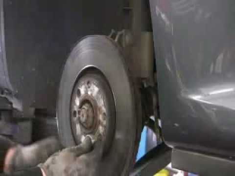 Как заменить тормозные колодки на Peugeot 307