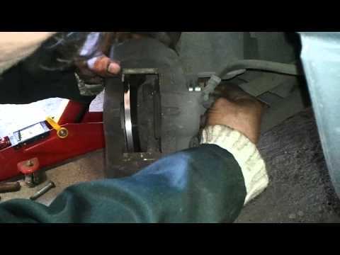 Как заменить передние тормозные колодки на Renault Twingo