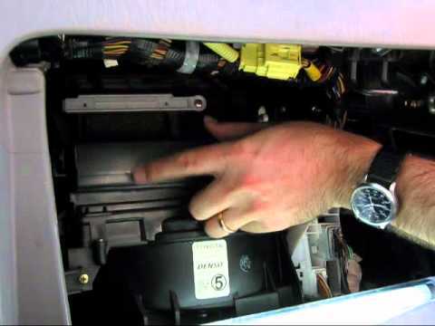 Как заменить фильтр салона на Toyota Corolla