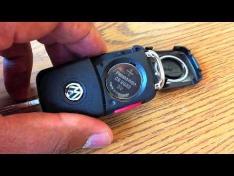 Как заменить батарейку в выкидном ключе зажигания Volkswagen